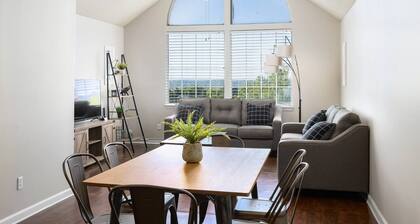 Hilltop Hideaway G- King Beds/Free Parking/2 Bath