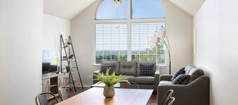 Hilltop Hideaway G- King Beds/Free Parking/2 Bath