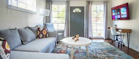 Smart-TV, Tischtennisplatte, Arbeitsbereiche