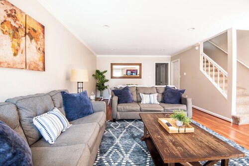 Homewood Townhome-2.5 Baths/King Beds/Free Parking