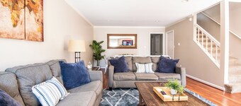 Ashwood Heights | 2.5 Baths/King Beds/Free Parking