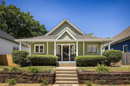 Exterior. Summer Breeze - 3BR/Backyard & Deck/Families