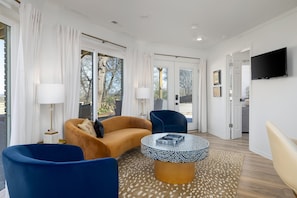 Smart TV, fireplace, books, offices