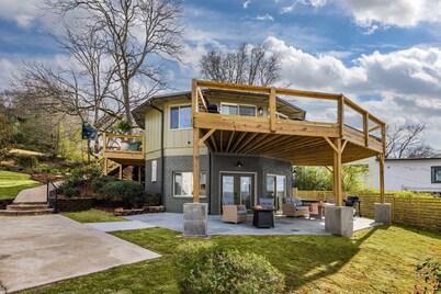 The Hobbit House - City Views/Deck & Patio/Firepit