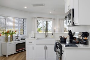 冷蔵庫、電子レンジ、オーブン、コンロ