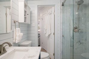 Een douche, een haardroger, handdoeken