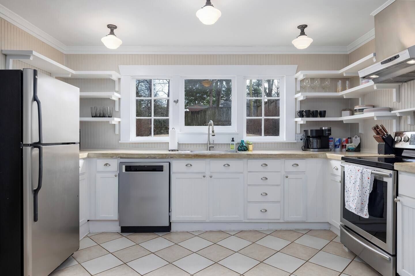 Refrigerador, microondas, horno y parrilla de estufa 