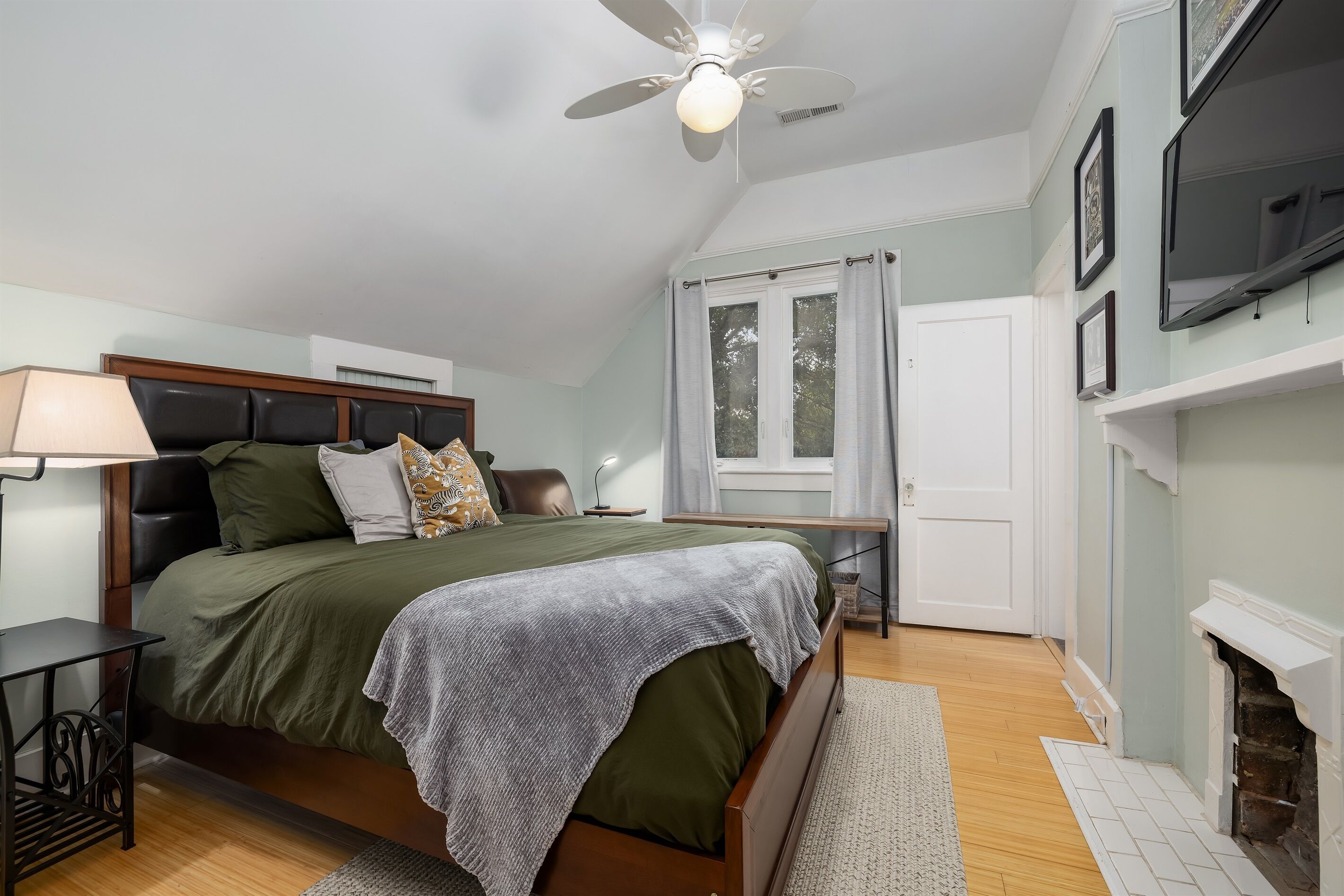 3 bedrooms, desk, iron/ironing board, travel crib