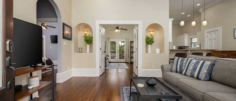 Smart-TV, Videospiele, Tischfußball, Bücher