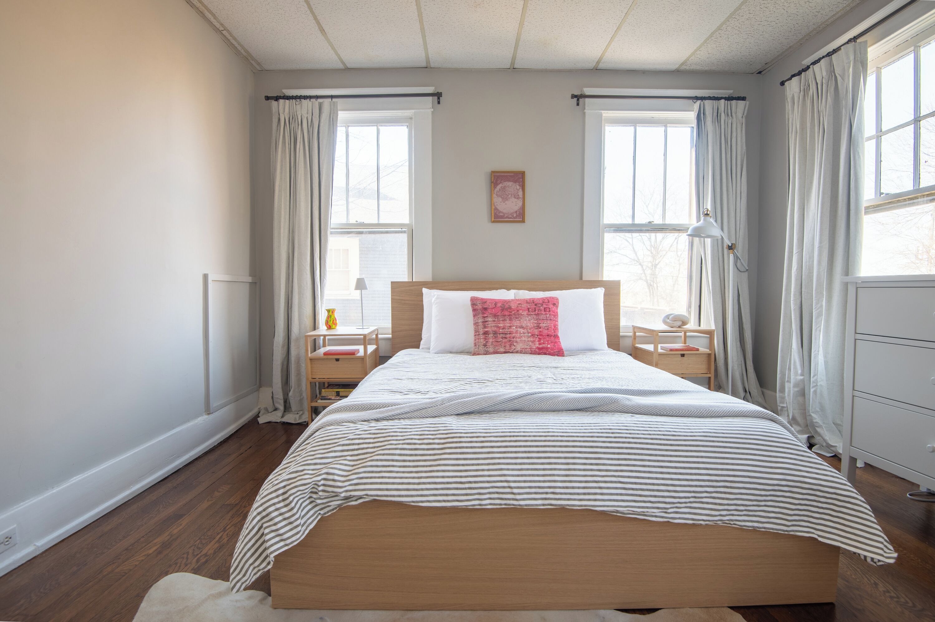 2 slaapkamers, een bureau, een strijkplank/strijkijzer, gratis wifi