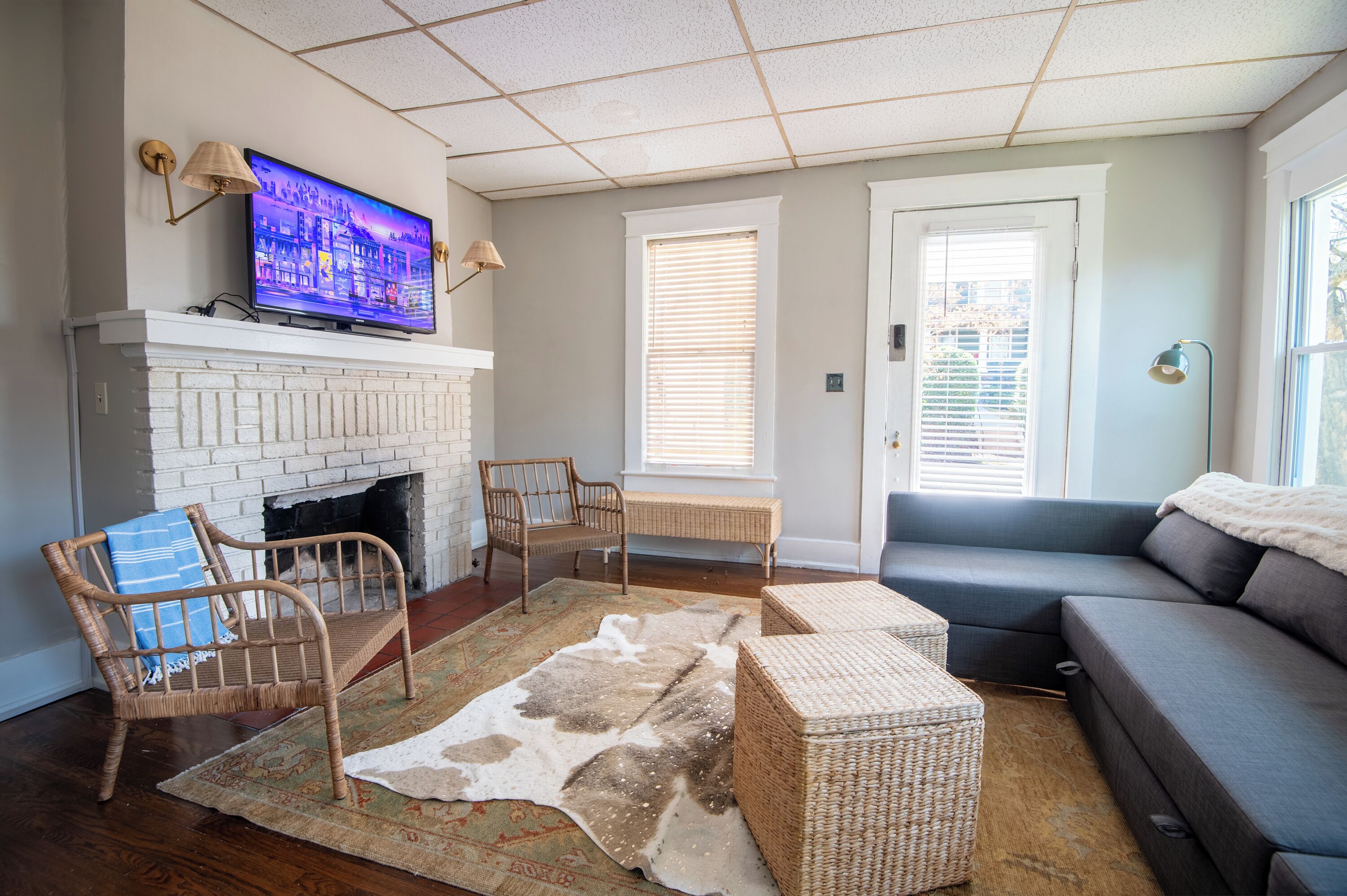 Een smart-tv, boeken en een kantoor