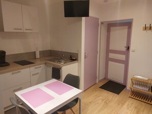 Fridge, microwave, oven, stovetop - Apartment n°2 Clos saint Genest (Manzat)