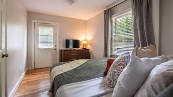 4 bedrooms, iron/ironing board, free WiFi, bed sheets