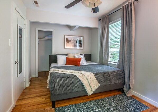 4 bedrooms, iron/ironing board, free WiFi, bed sheets