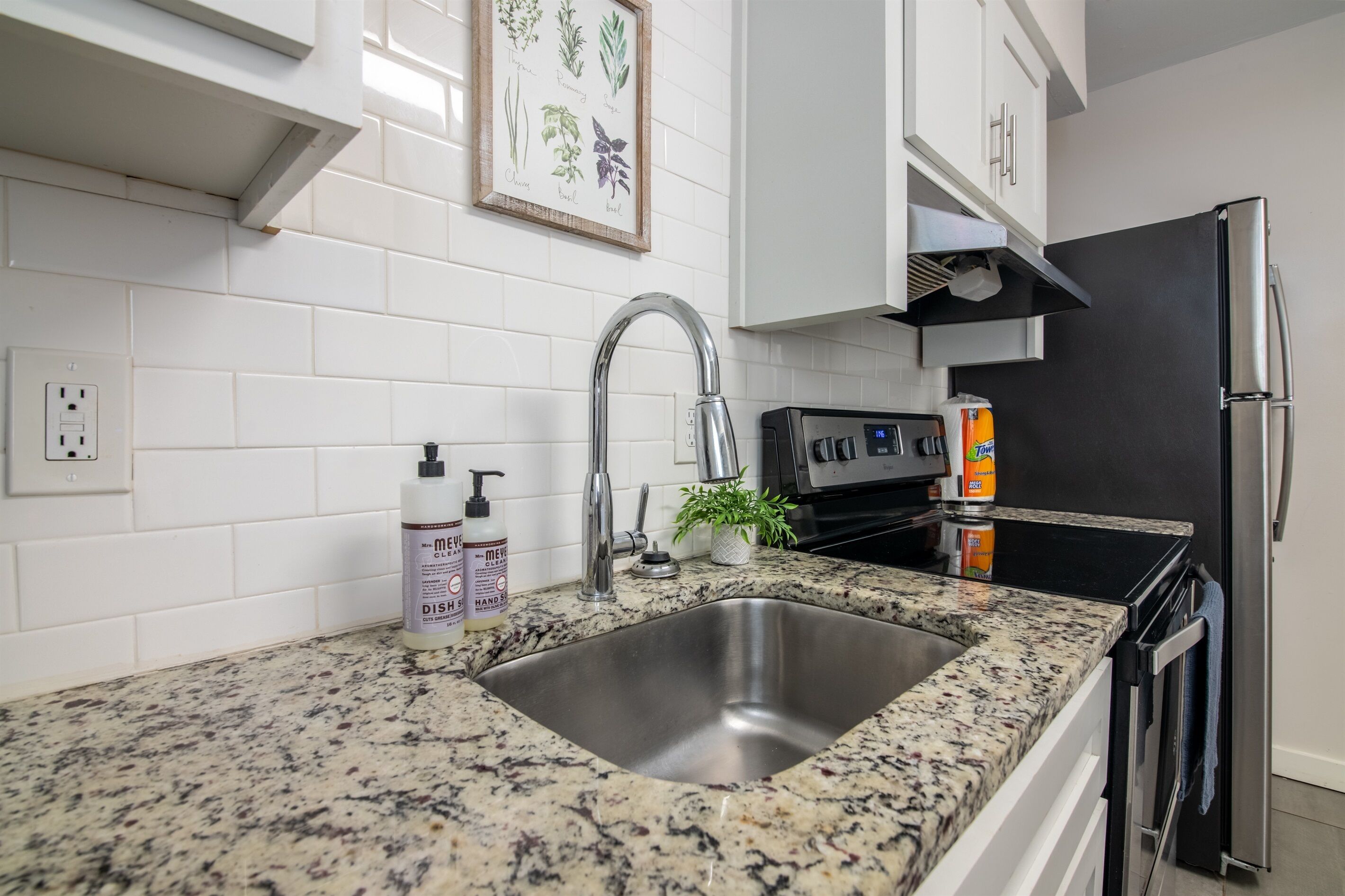 ثلاجة، ميكروويف، فرن، موقد  طهي مسطح