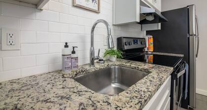 Vulcan View C- Private Parking/Balcony/King Bed