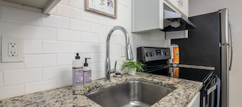 Vulcan View C- Private Parking/Balcony/King Bed