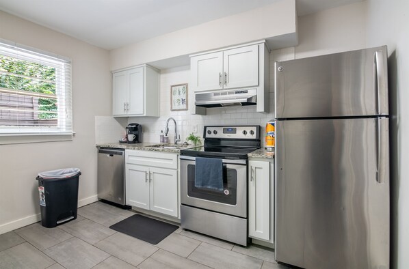 Refrigerador, microondas, horno, placa de cocina