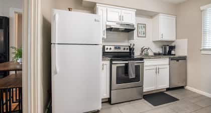 Vulcan View D- Balcony/King Bed/Private Parking