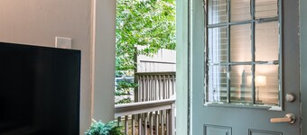 Vulcan View D- Balcony/King Bed/Private Parking