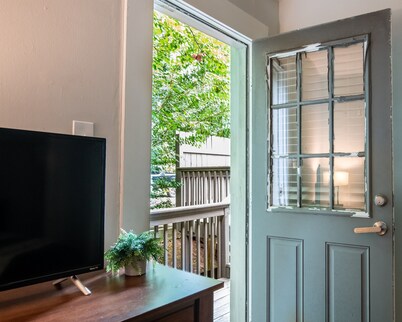 Vulcan View D- Balcony/King Bed/Private Parking