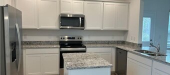 Brand New Modern 3BR,  King, Queen, Bunks, Office, Retro Console - 10m Uptown