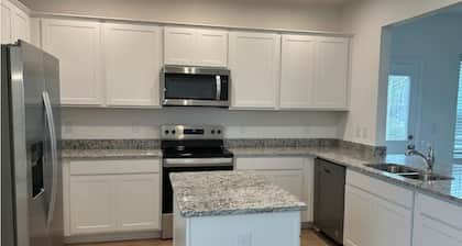 Brand New Modern 3BR, King, Queen, Bunks, Office, High Chair & Kid Friendly