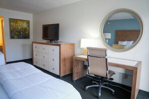 Habitación básica doble, 2 camas Queen size | Área de sala de estar | Televisión LED 