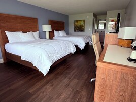 Escritorio, wifi gratis y ropa de cama 