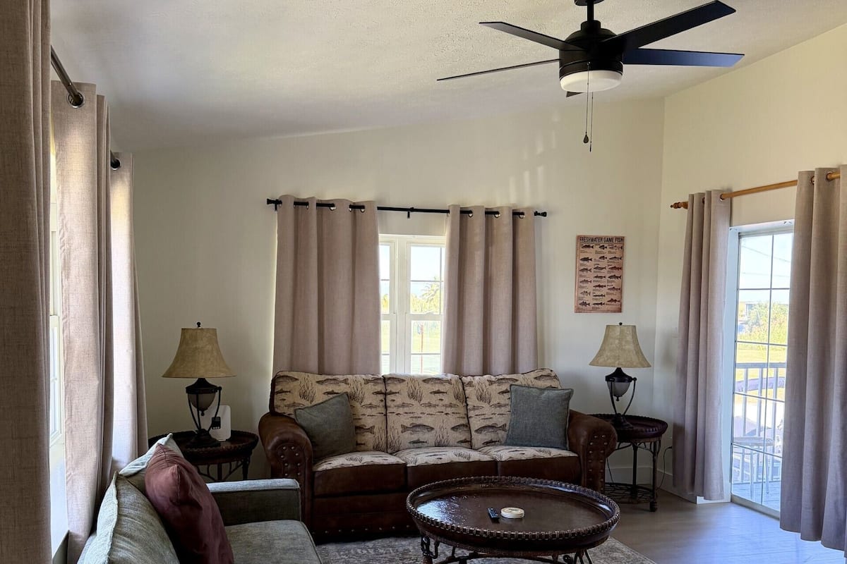 Deluxe Condo | Living area