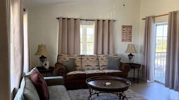 Condo Deluxe | Khu phòng khách | TV LED