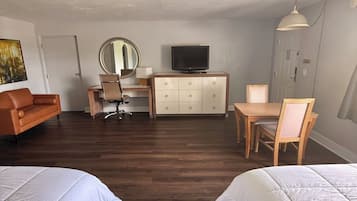 Deluxe studio suite, 2 queensize bedden | Woonruimte | Een ledtelevisie