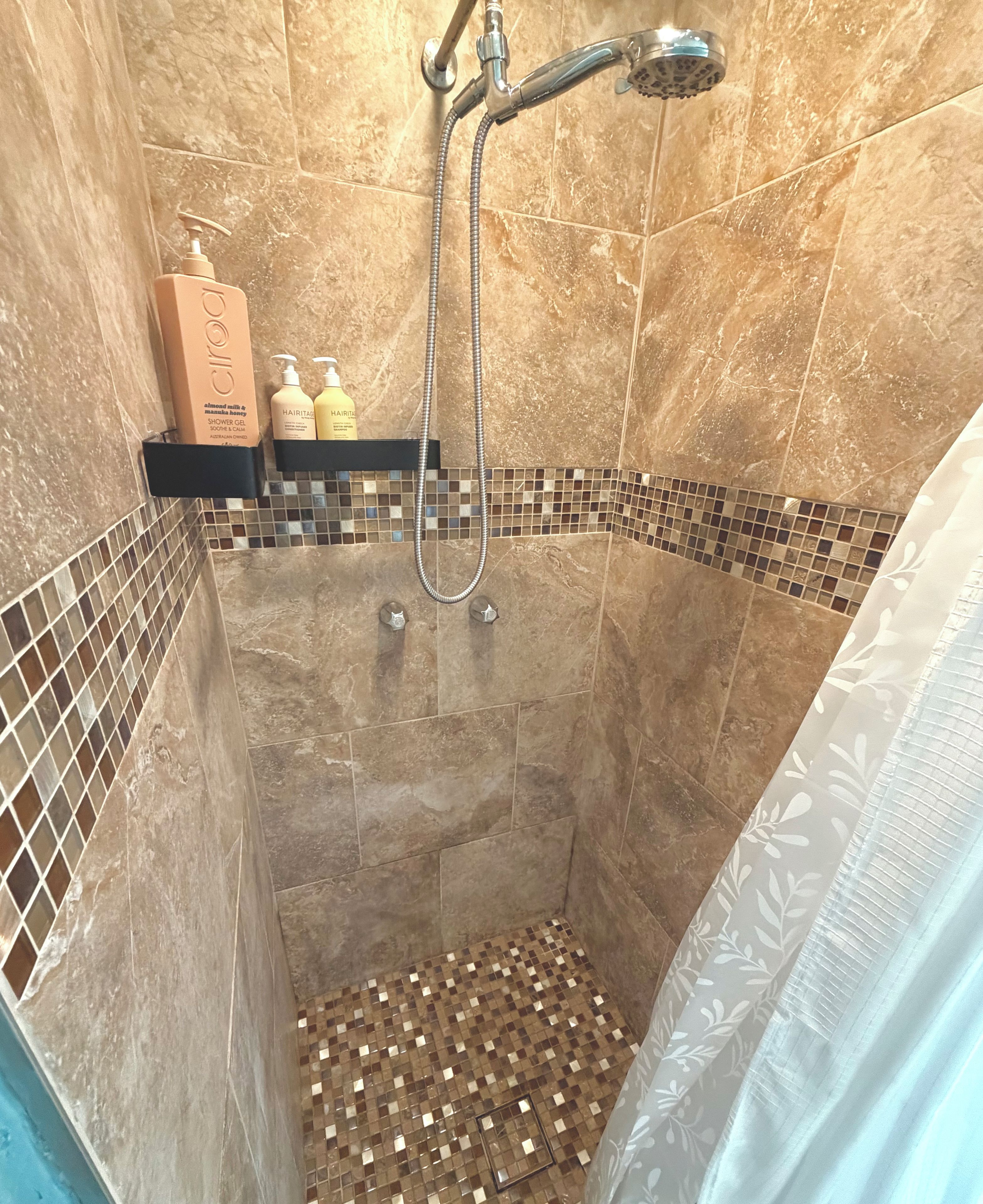 Dusche, Haartrockner, Handtücher, Seife