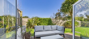 Charming 2-bed Family Cottage Your West Bay Retreat