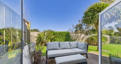 Charming 2-bed Family Cottage Your West Bay Retreat