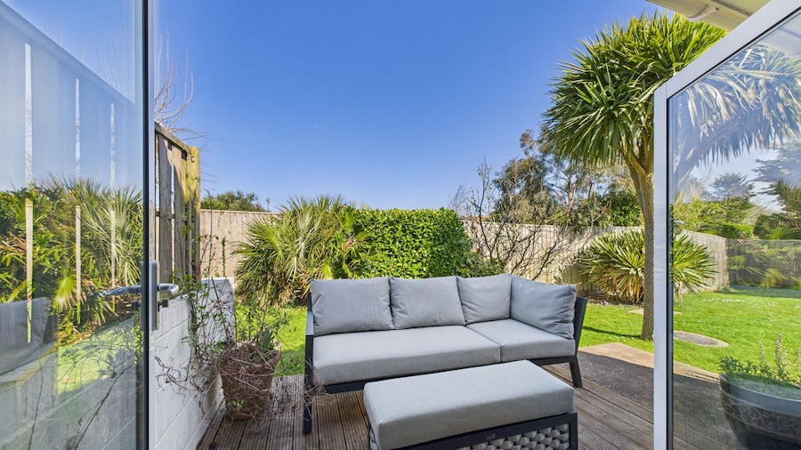 Charming 2-bed Family Cottage Your West Bay Retreat