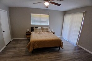 4 soverom, skrivebord, wi-fi (mot et tillegg) og sengetøy