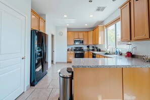 Coffee/tea maker, fridge, microwave, oven - Desert Oasis | King Bed | PVT Pool | Fire Pit-WiFI (Casa Grande)