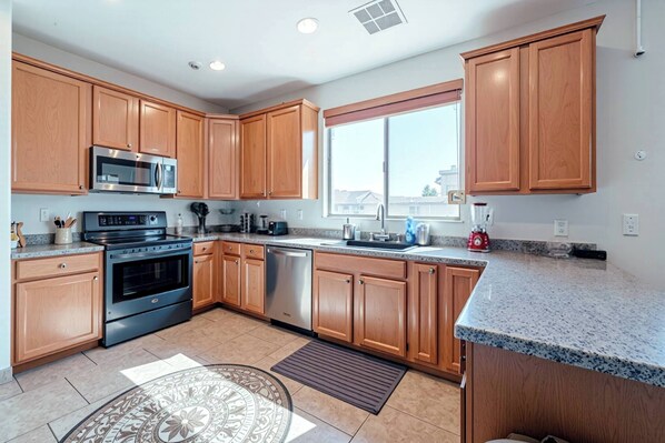 Coffee/tea maker, fridge, microwave, oven