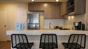 Apartment, 2 Bedrooms (804) | Private kitchen | Fridge, microwave, oven, electric kettle