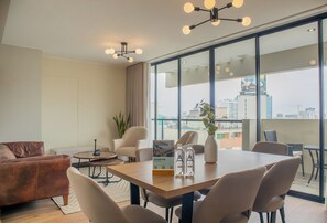 Dining room - Treehouse by Wynwood House (Lima)