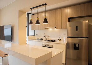 Apartemen (202) | Dapur pribadi | Lemari es, microwave, oven, dan ketel listrik