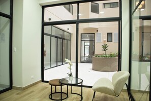 Televisi layar datar 55-inci dengan saluran TV digital