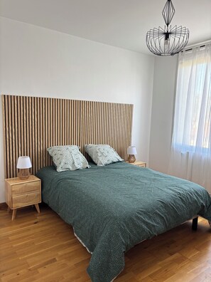 4 bedrooms, iron/ironing board, WiFi, bed sheets