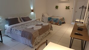 Quarto triplo família, varanda coberta, vista parcial para o mar | Wi-Fi de cortesia