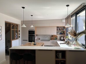 Køleskab, mikrobølgeovn, ovn, kogeplade