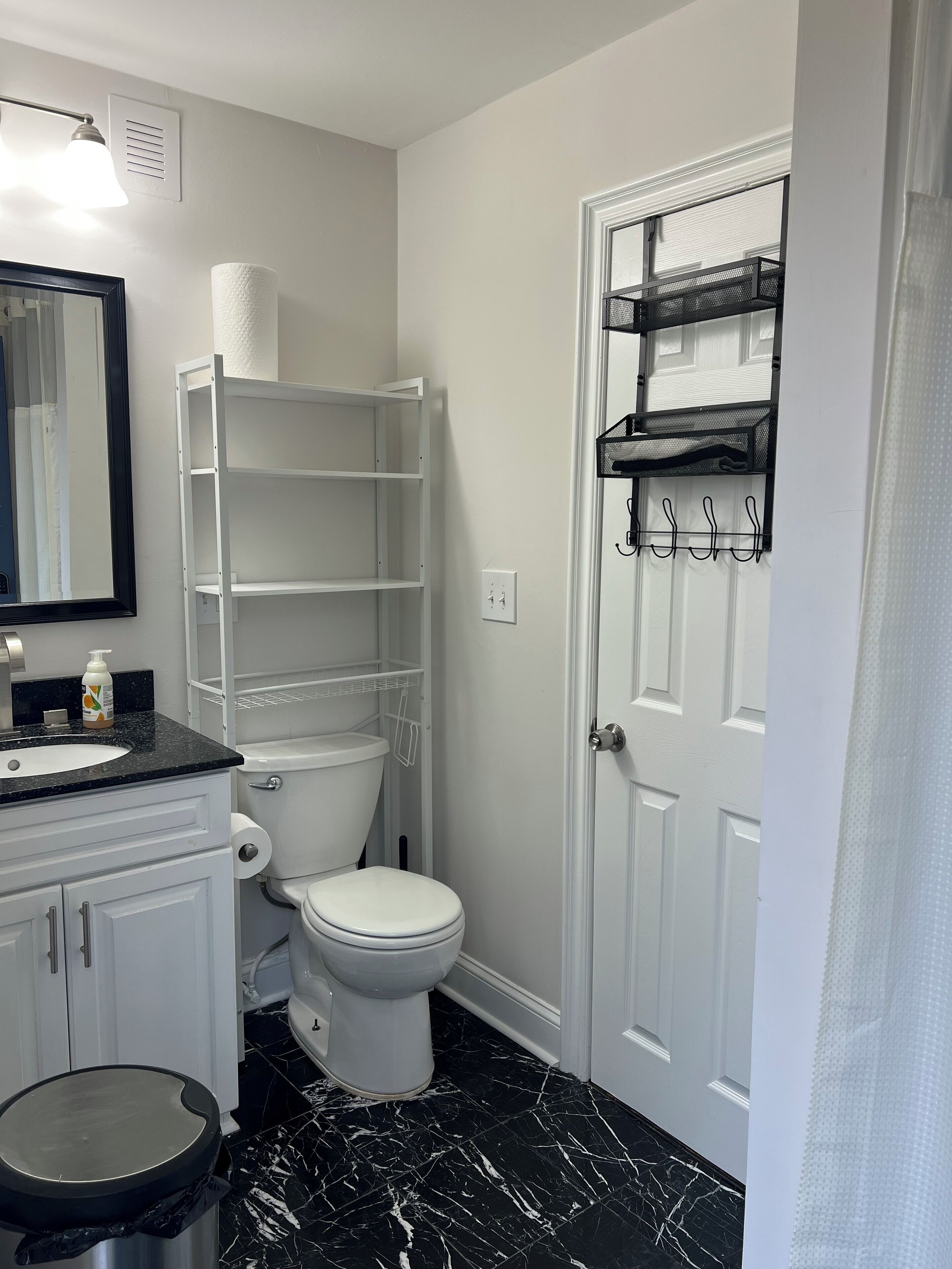 Sèche-cheveux, serviettes fournies, savon, papier toilette