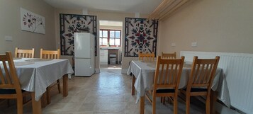 Refrigerador con freezer, microondas, horno, placa de cocina