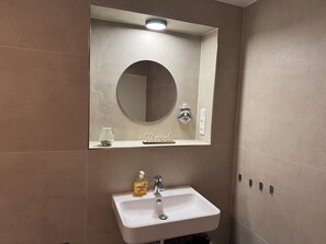 Douche, sèche-cheveux, serviettes fournies, savon