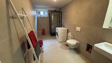 Dusche, Haartrockner, Handtücher, Seife